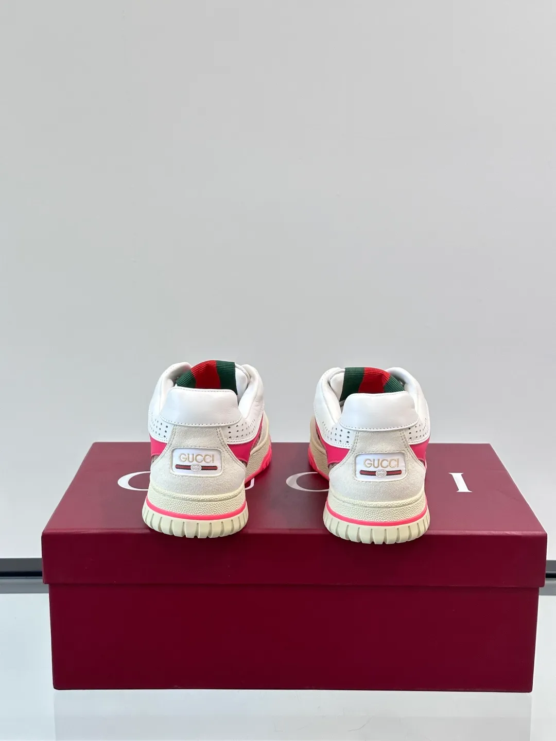 Men's Men's Shoes 💰480 [New Style] 🦨🦨Gucci 𝐆𝐮𝐜𝐜𝐢 𝐑𝐞-𝐖𝐞𝐛 As a sneaker created by Sabato De Sarno for Gucci, the Re-Web series reinterprets the brand's classic stripes, with bold and unique details to set off a modern silhouette design. These shoes are crafted from white leather. This new sneaker is ingeniously decorated with many of the brand's classic details, and is equipped with a bright red and green webbing tongue, which will make people fall in love at first sight. White leather has been specially treated to be soft and shiny, with an embossed grained texture. Script Gucci logo and Interlocking G web label with Interlocking G and script Gucci logo. Rubber outsole with Interlocking G detail eyelets. Web tongue. Size: Female 35-40 (Female 41, 42 customized). Male 38-44 (45, 46 customized)